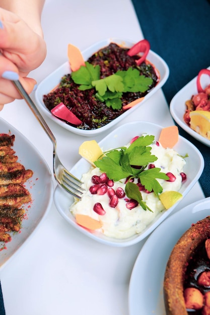 Traditionele Turkse en Griekse mezetafel voor diner