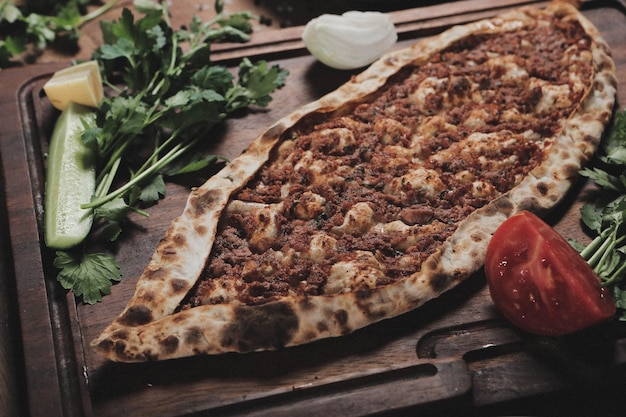 Traditionele Turkse gebakken schotel pide. Turkse pizza pide, Midden-Oosterse hapjes. Turkse keuken.