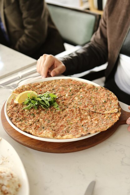 Traditionele Turkse gebakken schotel pide. Turkse pizza pide, Midden-Oosterse hapjes. Turkse keuken.