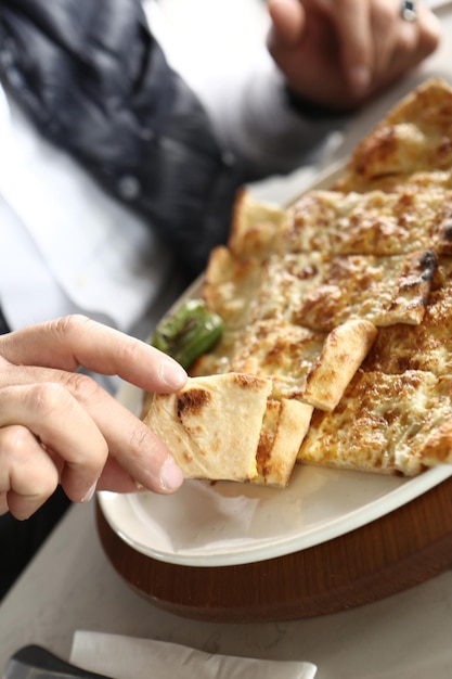 Traditionele Turkse gebakken schotel pide. Turkse pizza pide, Midden-Oosterse hapjes. Turkse keuken.