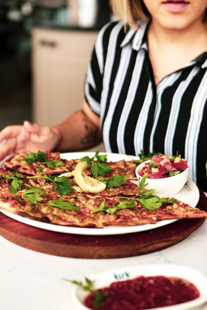 Traditionele Turkse gebakken schotel pide. Turkse pizza pide, Midden-Oosterse hapjes. Turkse keuken.