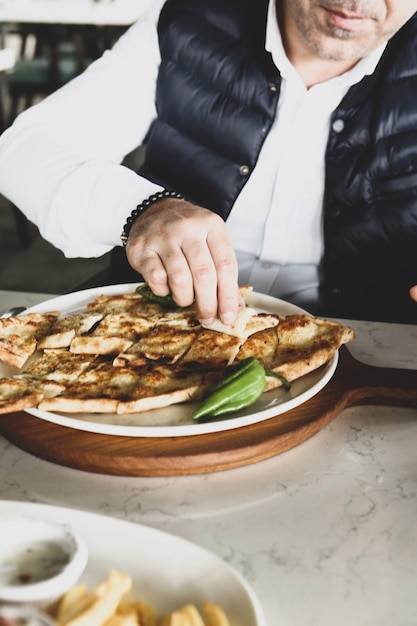 Traditionele Turkse gebakken schotel pide. Turkse pizza pide, Midden-Oosterse hapjes. Turkse keuken.