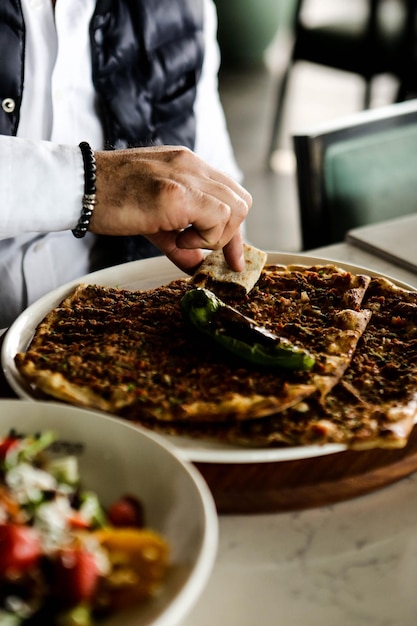Traditionele Turkse gebakken schotel pide. Turkse pizza pide, Midden-Oosterse hapjes. Turkse keuken.