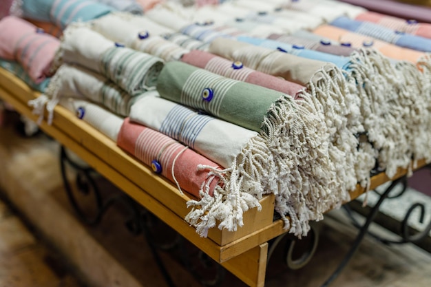 Traditionele Turkse handdoek Katoen en kleurrijke traditionele Turkse handdoeken op straatmarkt