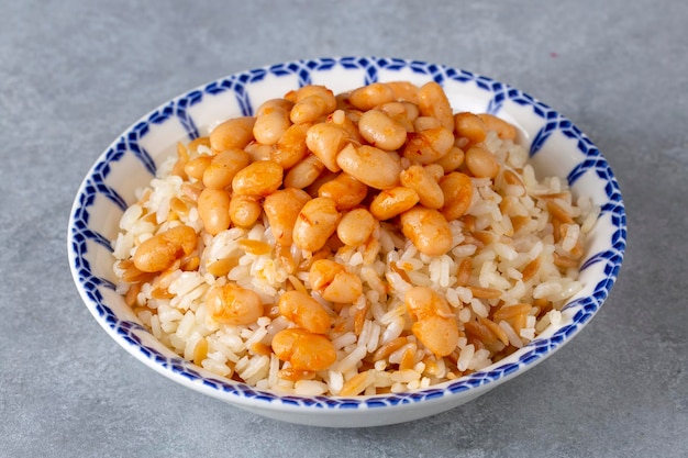 Traditionele Turkse keuken. Kuru Fasulye. Snijbonen, rijst en bonen (Turkse naam; pilav ustu kuru fasulye)