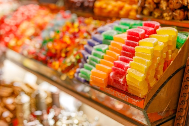 Traditionele Turkse lekkernijen in een winkel van Istanbul