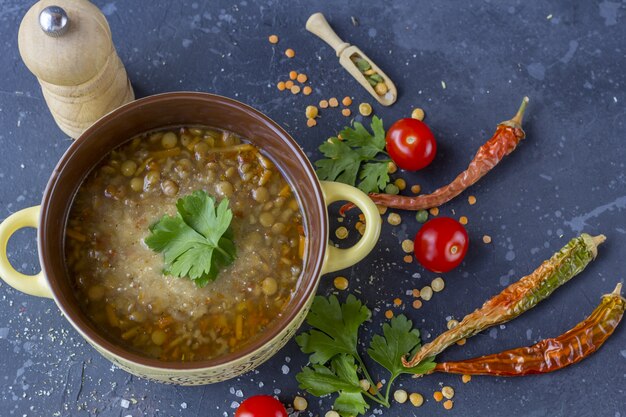 Traditionele Turkse linzensoep. Zelfgemaakte Vegetarische Soep Met Linzen,