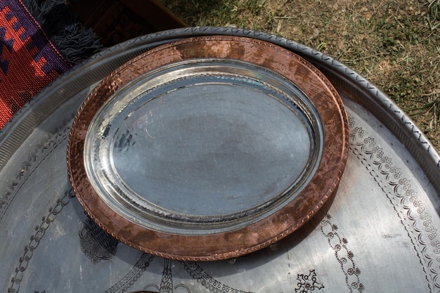 Traditionele Turkse metalen platen in zicht