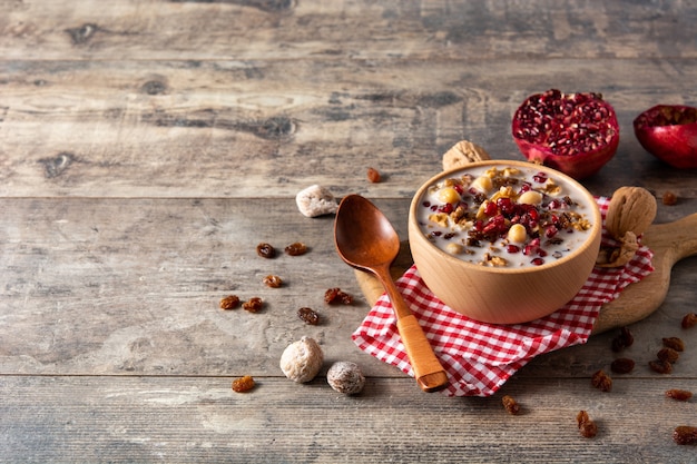 Traditionele Turkse Noah's pudding in kom op houten tafel