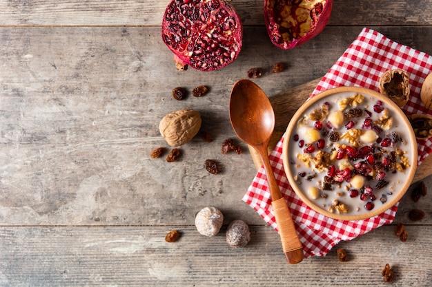 Traditionele Turkse Noah's pudding in kom op houten tafel