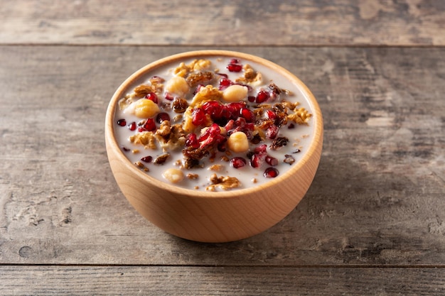 Traditionele Turkse Noah's pudding in kom op houten tafel