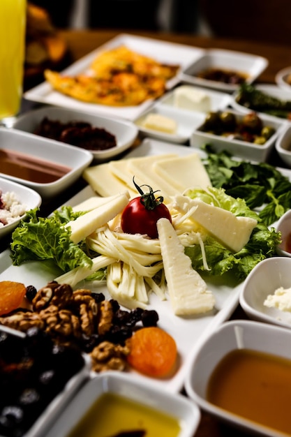 Traditionele Turkse ontbijttafel met gemengde gerechten