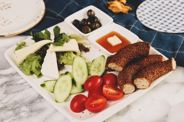 Traditionele Turkse ontbijttafel met gemengde gerechten