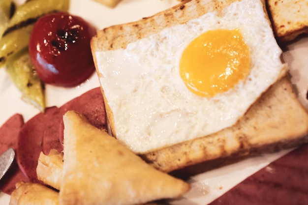 Traditionele turkse ontbijttafel met gemengde gerechten