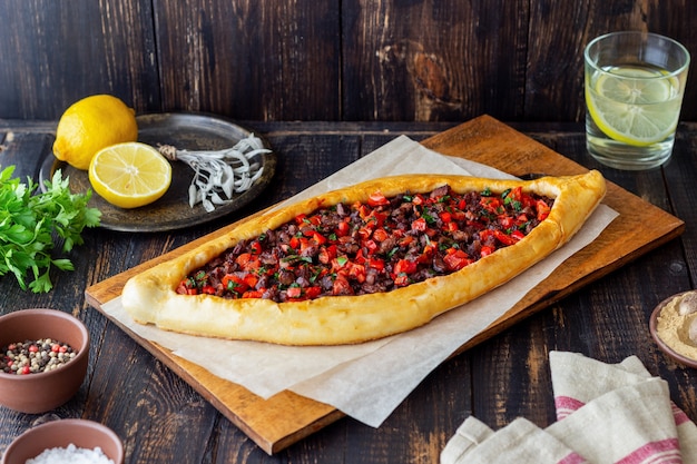 Foto traditionele turkse pide met vlees. turkse keuken. nationaal eten.