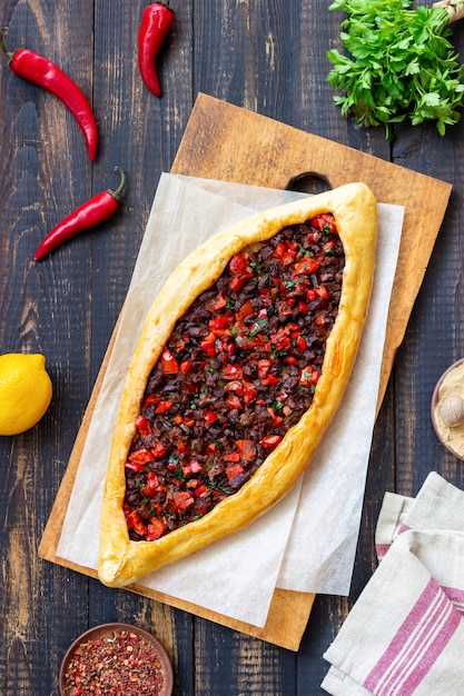 Traditionele Turkse pide met vlees. Turkse keuken. Nationaal eten.