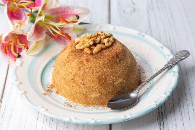 Traditionele Turkse semolina zoete woestijn halva (Turkse naam; irmik helvasi)