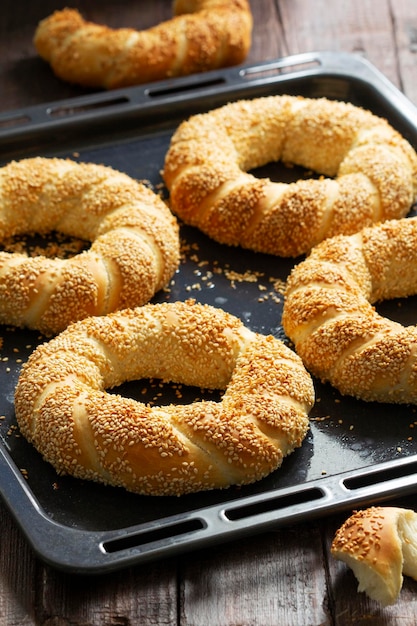 Traditionele Turkse simits met sesamzaden op een houten rustieke stijl als achtergrond