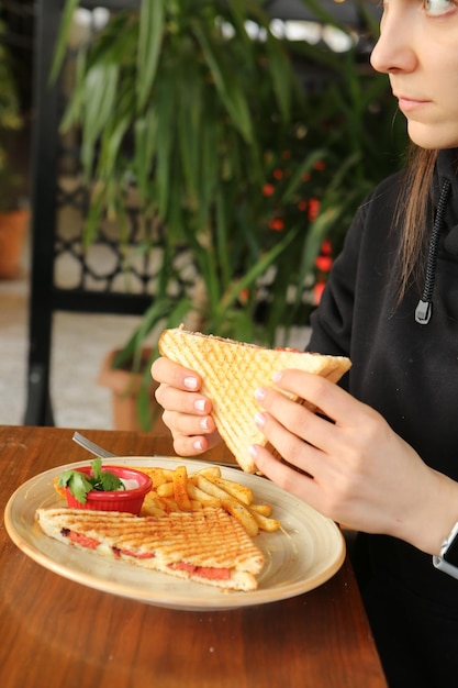 Traditionele Turkse toast, heerlijk ontbijt