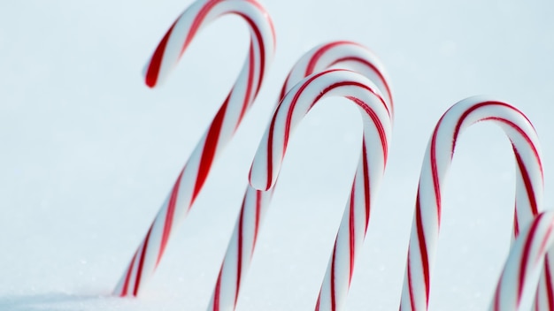 Traditionele vakantie candy candy cane in sneeuw.