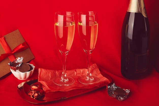 Traditionele Valentijnsdag achtergrond Rood seizoensgebonden romantisch diner met cadeau ansichtkaart champagne en chocolade snoepjes