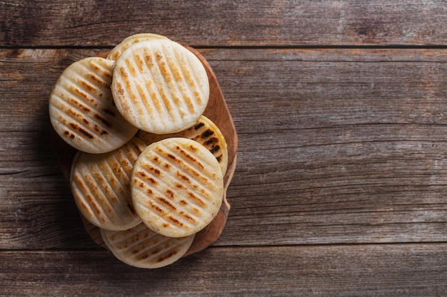 Traditionele Venezolaanse voedsel arepa gemaakt van maïsmeel, bovenaanzicht