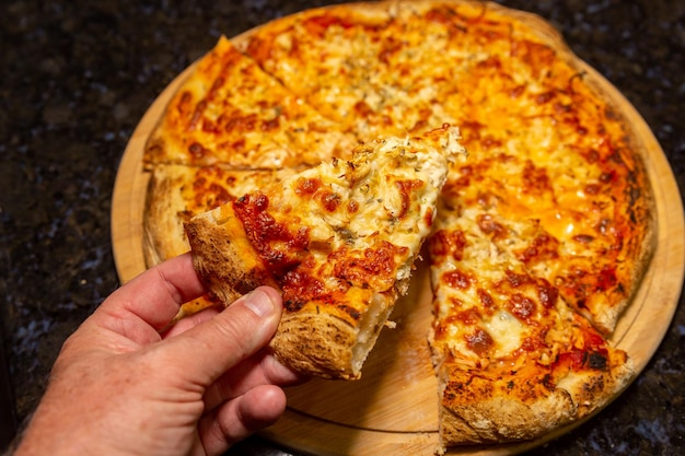 Traditionele Vera Pizza Napoletana met kip en catupirykaas