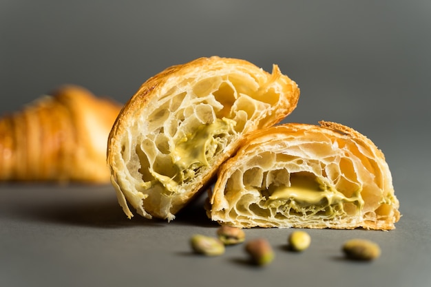 Foto traditionele vers gebakken croissant gevuld met een heerlijke pistachecrème