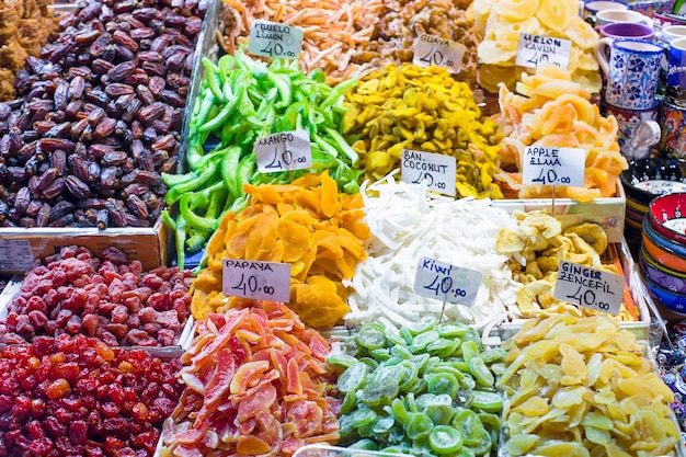 Traditionele verschillende Turkse snoepjes op de markt van Istanboel