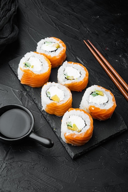 Traditionele verse Japanse sushi rolt set, op zwarte stenen achtergrond