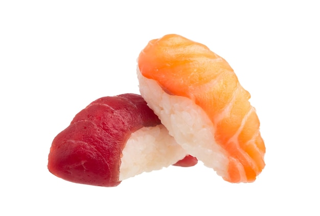 Traditionele verse Japanse sushibroodjes die op witte achtergrond worden geïsoleerd