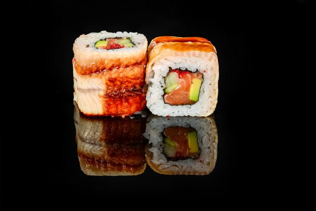 Traditionele verse Japanse sushibroodjes op een zwarte achtergrond