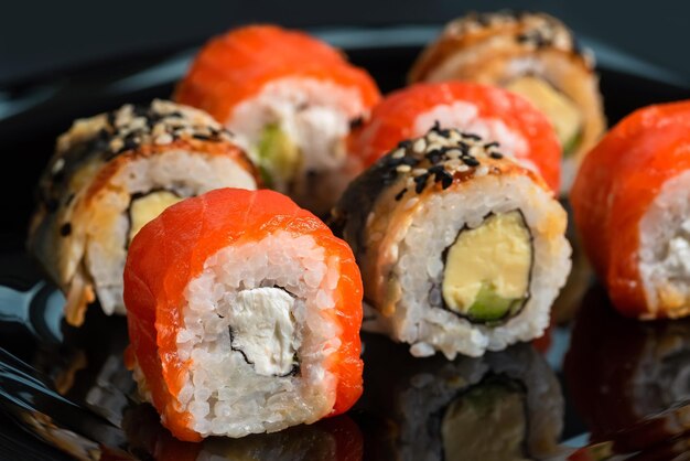 Traditionele verse Japanse sushibroodjes op een zwarte achtergrond