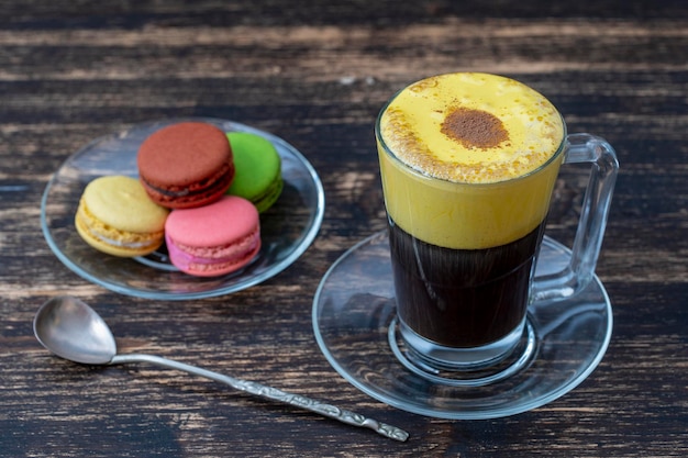 Traditionele Vietnamese eierkoffie gemaakt van rauwe eidooier en gecondenseerde melk close-up