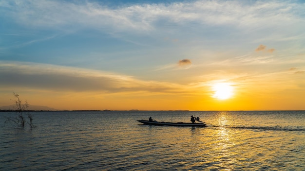 Traditionele vissersboot bij zonsondergang boven zee in de avond