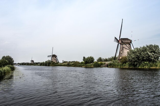 Foto traditionele windmolen bij het meer tegen de lucht