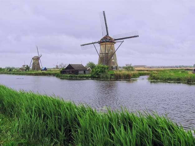 Traditionele windmolen bij het meer tegen de lucht