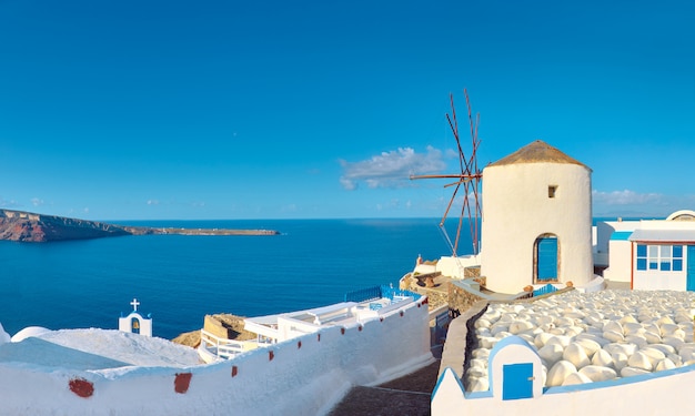 Traditionele windmolen en appartementen in Oia dorp, Santorini, Griekenland