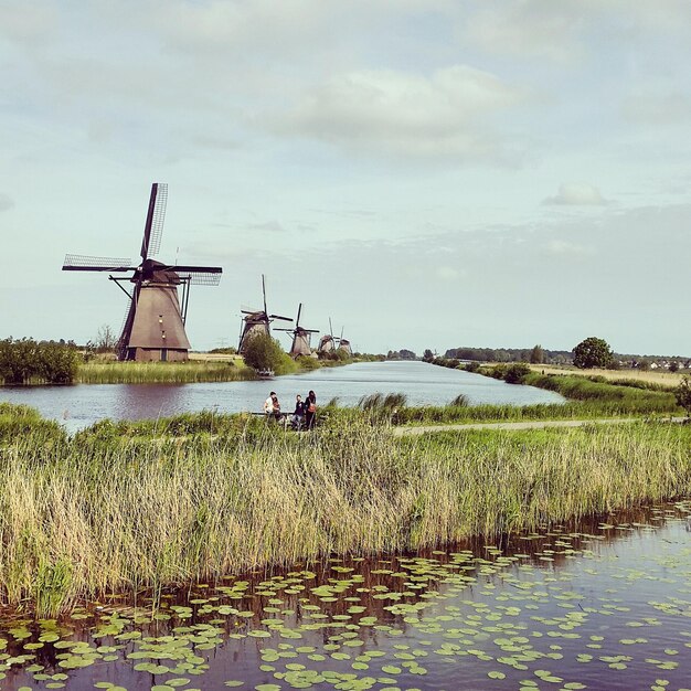 Foto traditionele windmolen in het veld