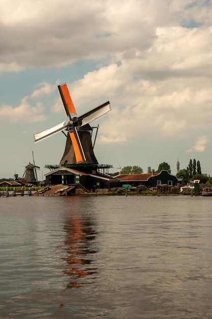 Foto traditionele windmolen in het water tegen de lucht