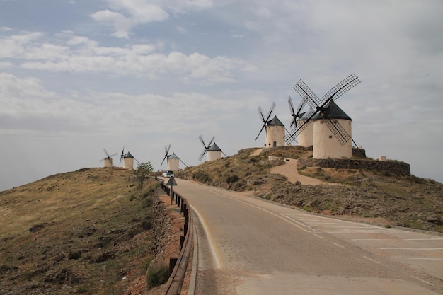 Foto traditionele windmolen op de berg tegen de lucht