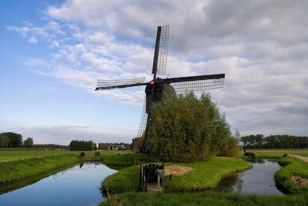 Foto traditionele windmolen op het landschap tegen de lucht