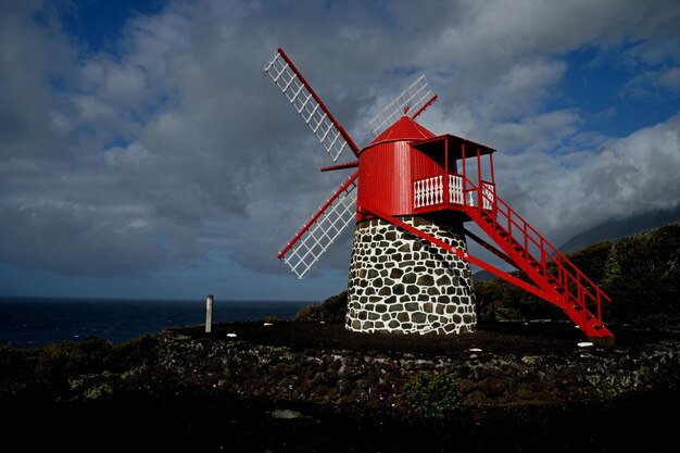 Foto traditionele windmolen op het strand tegen de lucht