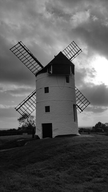 Foto traditionele windmolen op het veld tegen de lucht