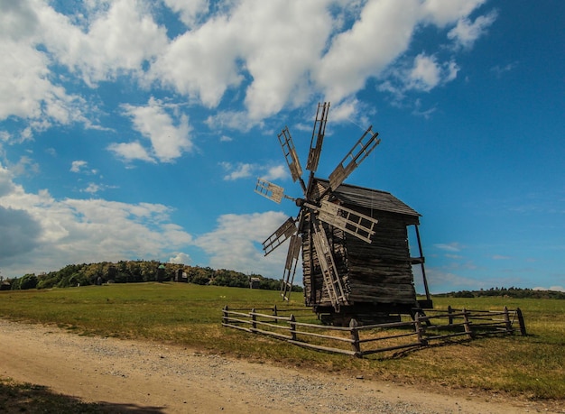 Traditionele windmolen op het veld tegen de lucht