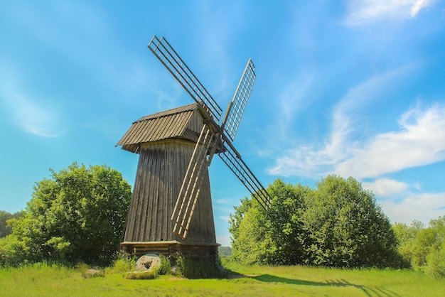 Foto traditionele windmolen op het veld tegen de lucht