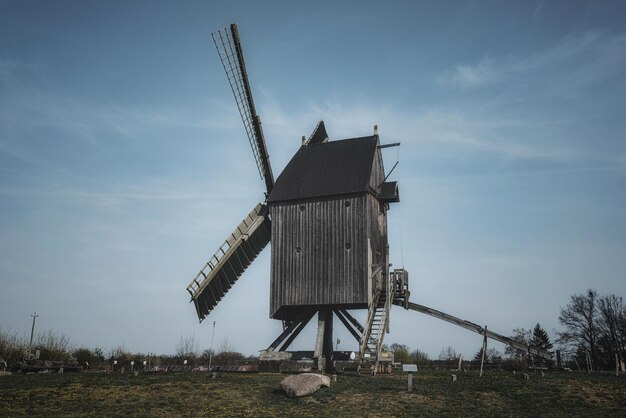 Foto traditionele windmolen op het veld tegen de lucht