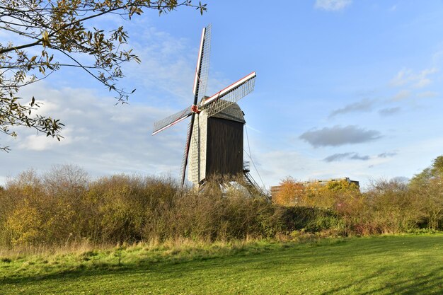 Foto traditionele windmolen op het veld tegen de lucht