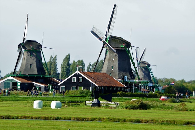 Foto traditionele windmolen op het veld tegen de lucht