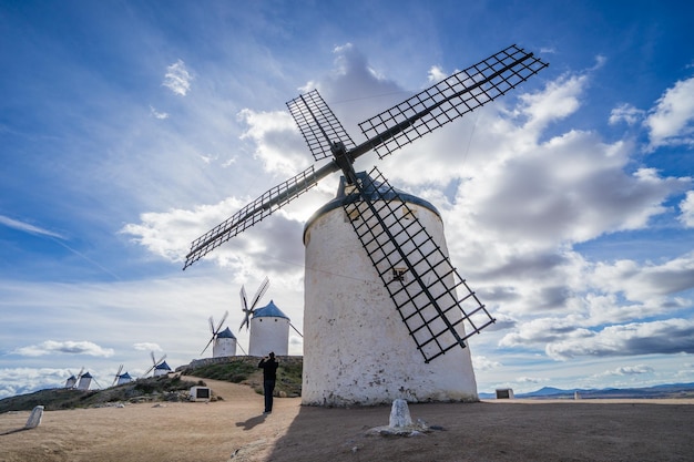 Traditionele windmolen op het veld tegen de lucht